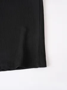 Nahaufnahme Detail von schwarzem Rippstrick Saum, zeigt Textur, Feinstrick und saubere Naht.