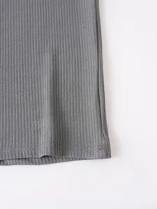 Hochwertiges graues Rippstoff-Detail des Sommer-Oberteils, weiches bequemes Material.