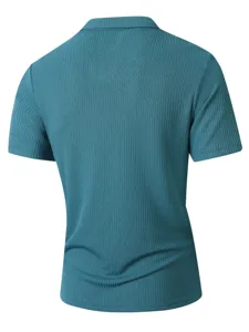 Herren geripptes Kurzarm Polohemd Rückansicht Detail, bequeme Freizeitsportbekleidung.