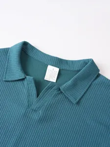 Herren Rippstrick Polohemd Kragen Detailansicht, dunkles Petrol, elastischer Stoff, bequemer Schnitt.