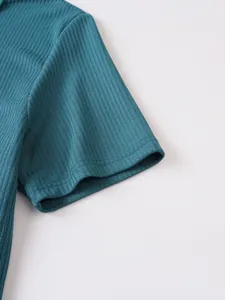 Detaillierte Ansicht des gerippten Kurzarm-Poloshirts für Herren in Petrol, feine Textur.