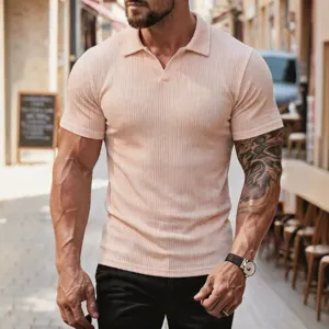 Herren Kurzarm Strick Polohemd, lässiges schmal geschnittenes Rippdesign in Hellrosa für Sommer.