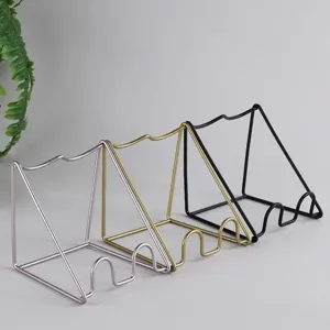 Soporte de exhibición de vino de metal, soporte de almacenamiento triangular minimalista.
