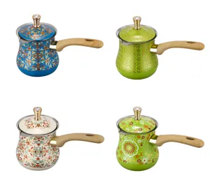 Cafetière turque avec manche en bois et motifs orientaux rétro pour infuser le thé.