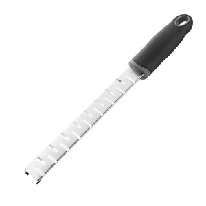Edelstahl Käsereibe Zitronenreibe mit rutschfestem Griff für praktische Küchenhelfer.