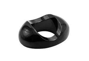 Nahaufnahme des eleganten schwarzen Zigarrenhalters mit glatter geschwungener Metalloberfläche.