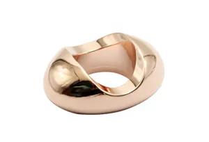 Nahaufnahme des tragbaren Metall-Zigarrenhalters mit glatter Roségold-Oberfläche.