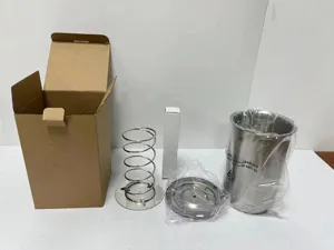 Detalle del cubo prensa carne de acero inoxidable con cilindro, resorte y componentes.