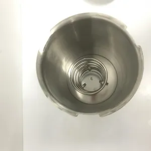 Detalle interior del cocedor de carne de acero inoxidable con mecanismo de resorte inferior