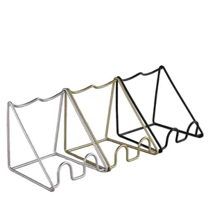 Moderno soporte para botellas de vino de metal minimalista, elegante estante de lujo.