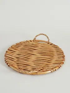 Detailansicht eines runden Rattan-Serviertabletts mit Griff aus Naturmaterial für Küche