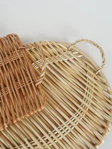 Handgefertigtes Rattan Serviertablett Detail, natürlicher Bambus Korb für Obst und Snacks.