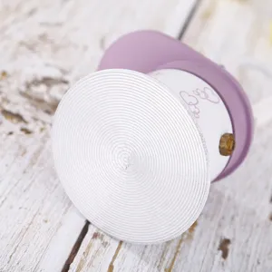 Mini cafetière moka portable gros plan, base en aluminium de la machine avec cœur.