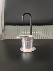 Vue détaillée de la mini cafetière moka portable en aluminium, modèle outdoor à tube.