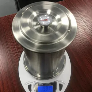 Detalle de la olla de carne de acero inoxidable con termómetro integrado y medición.