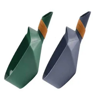 Vista dettagliata di pale per chicchi di caffè con imbuto in verde e grigio scuro per bar.