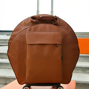 Grande borsa trolley marrone per piatti da batteria con ruote e spallacci per trasporto comodo.