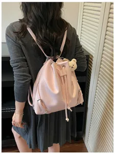 Mochila convertible de piel sintética rosa con dije de oso para uso diario informal