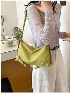 Sac porté épaule chic design de niche pour femme, sac besace tendance pour le quotidien.