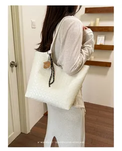 Minimalist woven leather tote bag for women, large capacity vintage shoulder bag commuting.