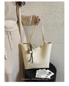Minimalist retro woven soft leather tote bag, large capacity shoulder bag for commuting.