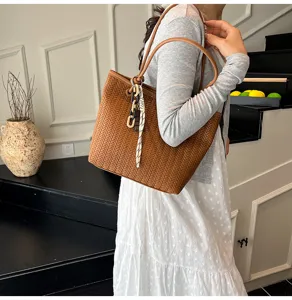 Casual fashion woven tote bag 2025 new autumn versatile large capacity minimalist shoulder bag