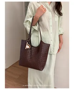 Minimalist retro woven leather tote bag large capacity casual shoulder handbag for women.