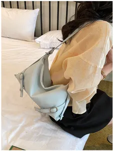 Sac porté épaule chic en cuir bleu clair avec une boucle élégante sur le côté.