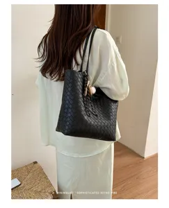 Minimalist retro woven soft leather tote bag, large capacity daily commuting shoulder bag.