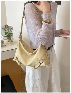 Sac porté épaule minimaliste chic pour femme, détail de sac à main tendance au quotidien.