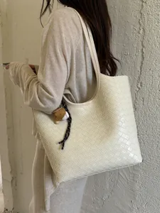 Minimalist Woven Leather Tote Bag Large Capacity Shoulder Bag Fashion Handbag Main View
