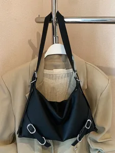 Élégant sac porté épaule noir en cuir PU sous les aisselles avec boucles métalliques pour femmes.