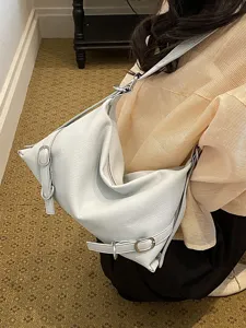 Sac bandoulière souple chic pour femmes, sac épaule tendance avec boucle en métal, stylé.