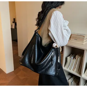 Commuter tote bag for women, large capacity vintage leather shoulder bag, casual versatile handbag.