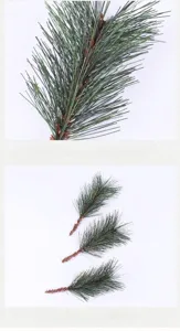 Detailopname van de textuur van kunstmatige dennennaalden voor kerstversiering