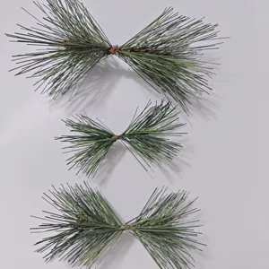 Set van kunstmatige groene dennennaalden in drie maten voor kerstmuurdecoratie.