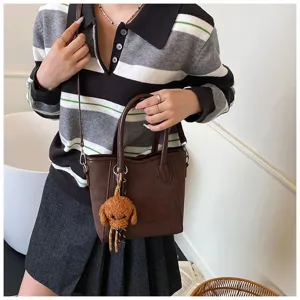 Modische braune Damen Umhängetasche im koreanischen Stil mit süßem Plüschtier Anhänger.