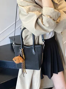 Modische koreanische schwarze Damentasche Shopper Umhängetasche mit süßem Bärenanhänger