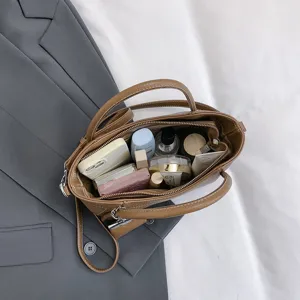Stylish large capacity women handbag casual commuting tote bag with shoulder strap.