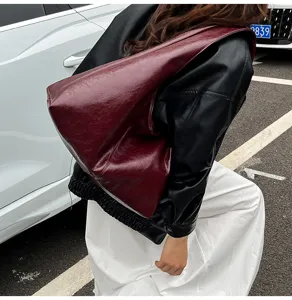 Vista dettagliata della borsa a spalla retrò in pelle oleata, grande shopper elegante.