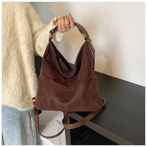 Zaino vintage in camoscio marrone da donna, grande borsa a tracolla retro e tote bag.