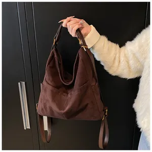 Zaino e Borsa Tote Retrò in Pelle Opaca da Donna Vista Dettaglio per Uso Quotidiano