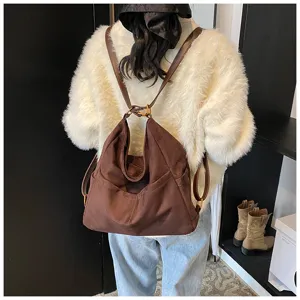 Zaino in camoscio marrone donna, borsa a tracolla retro grande capacità, dettaglio moda autunno.