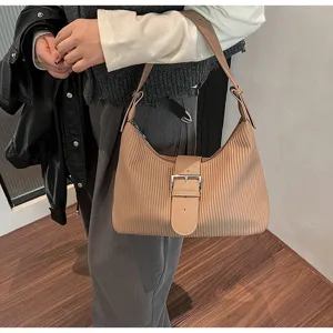 Detailed view of the vintage pleated shoulder bag with chic buckle and large capacity.