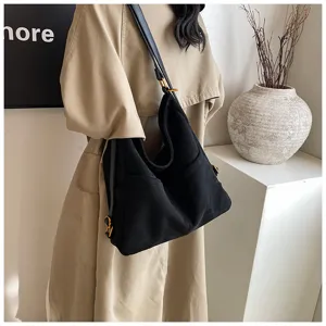 Borsa a tracolla e zaino nero di grande capacità per donna, elegante design vintage alla moda.