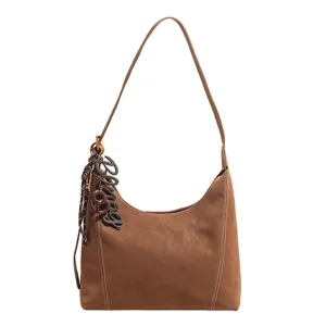 Brown vintage shoulder bag for women, casual daily commute hobo bag with stylish charm.