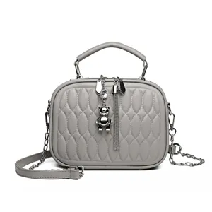 Damen Mode Gesteppt Umhängetasche PU Leder Schulter Handtasche Mit Metallkette Und Süßem Bärenanhänger