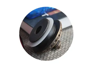 Detailopname van Europese retro bronzen potdeksel en siliconen afdichtingsring accessoire.
