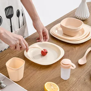 Tragbares Kunststoff Geschirrset mit Schüssel, Teller, Becher für Camping und Haushalt.