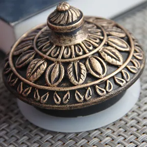 Europees barok retro reliëf voorraadpot deksel, vintage bronzen design voor de keuken.